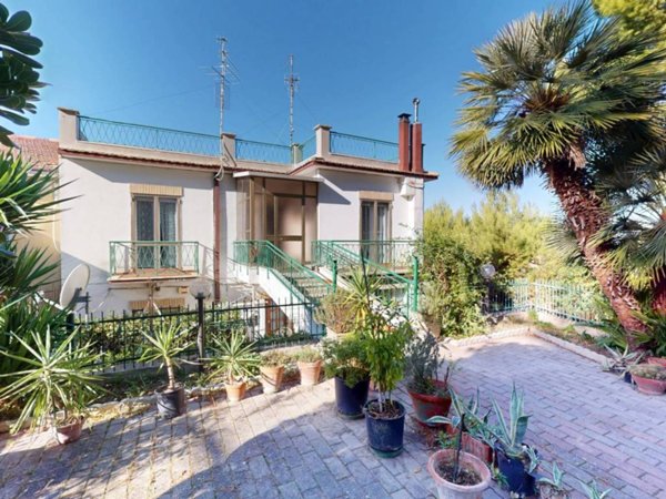 appartamento in vendita ad Agugliano in zona Castel d'Emilio