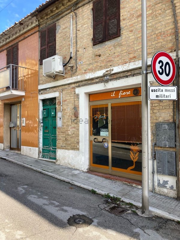 locale commerciale in vendita ad Agugliano