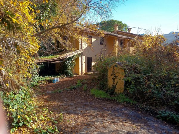 casa indipendente in vendita ad Agugliano in zona Castel d'Emilio