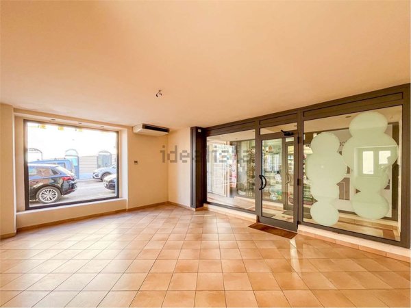 locale commerciale in vendita ad Agugliano