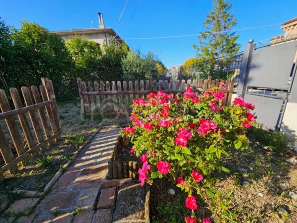 casa indipendente in vendita ad Agugliano in zona Castel d'Emilio