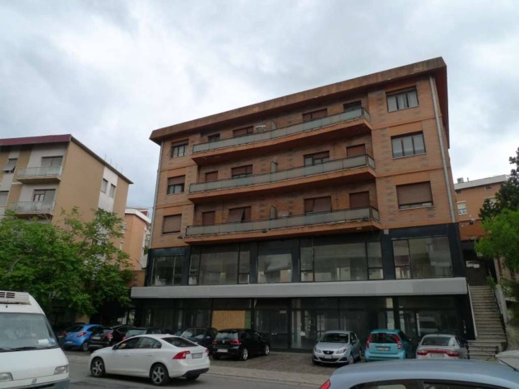 ufficio in vendita ad Ancona in zona Vallemiano