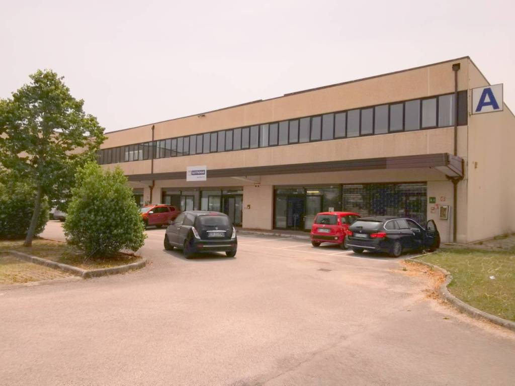 locale commerciale in vendita ad Ancona in zona Candia