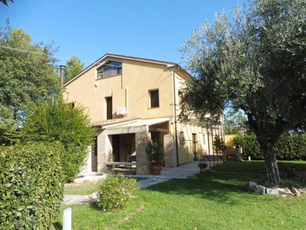 casa indipendente in vendita ad Ancona in zona Varano