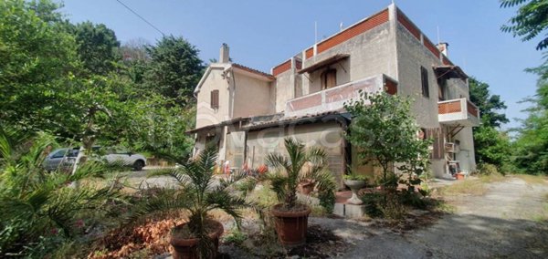 casa indipendente in vendita ad Ancona in zona Paterno