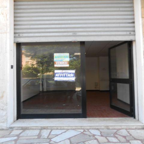 negozio in vendita ad Ancona in zona Palombare