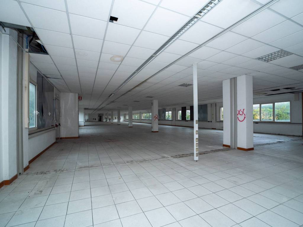 locale commerciale in vendita ad Ancona in zona Collemarino