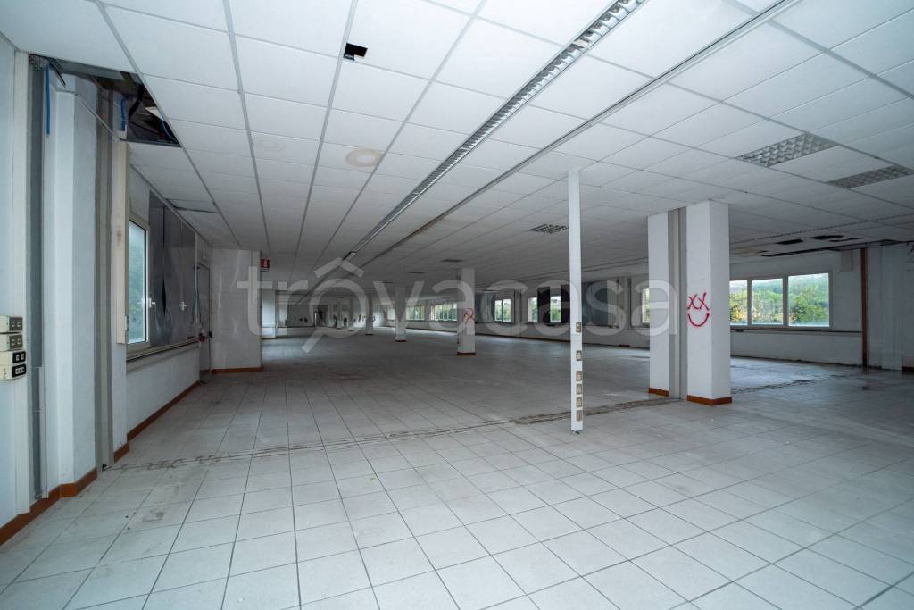 locale commerciale in vendita ad Ancona in zona Collemarino