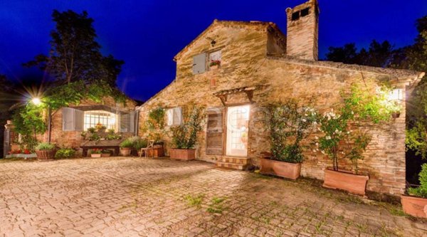 casa indipendente in vendita ad Ancona in zona Montesicuro