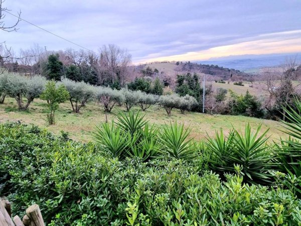 casa indipendente in vendita ad Ancona in zona Varano