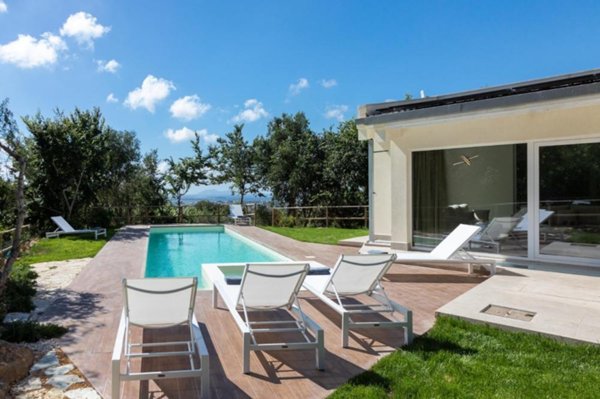 casa indipendente in vendita ad Ancona in zona Candia