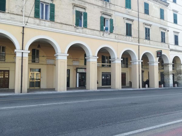 locale commerciale in vendita ad Ancona in zona Piano San Lazzaro