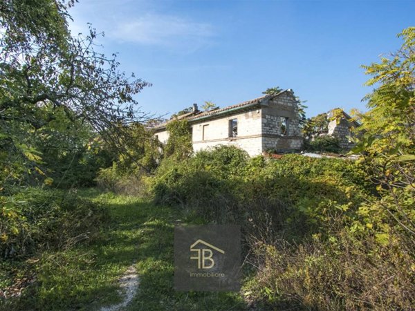 casa indipendente in vendita ad Ancona in zona Varano