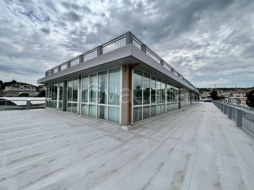 negozio in vendita ad Ancona in zona Baraccola