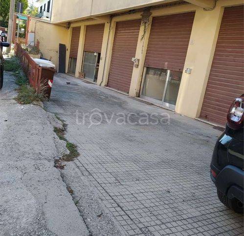 negozio in vendita ad Ancona in zona Palombare