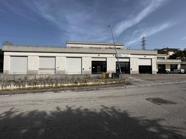 locale commerciale in vendita ad Ancona in zona Candia