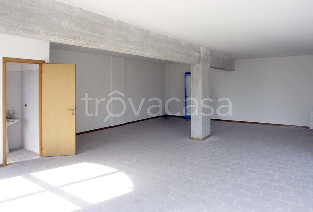 locale commerciale in vendita ad Ancona in zona Varano