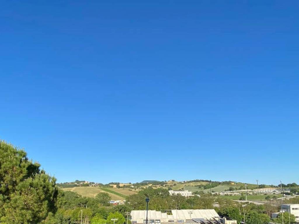 appartamento in vendita ad Ancona in zona Varano