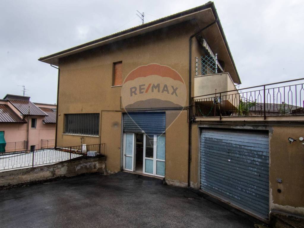 negozio in vendita ad Ancona in zona Candia