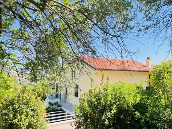 casa indipendente in vendita ad Ancona in zona Sappanico