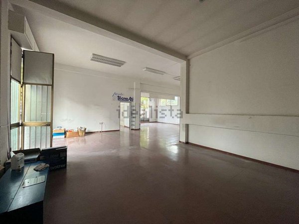 locale commerciale in vendita ad Ancona in zona Baraccola