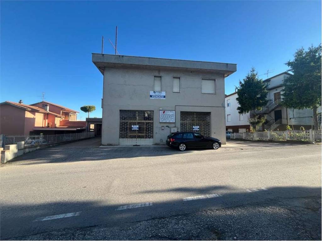 negozio in vendita ad Ancona in zona Baraccola