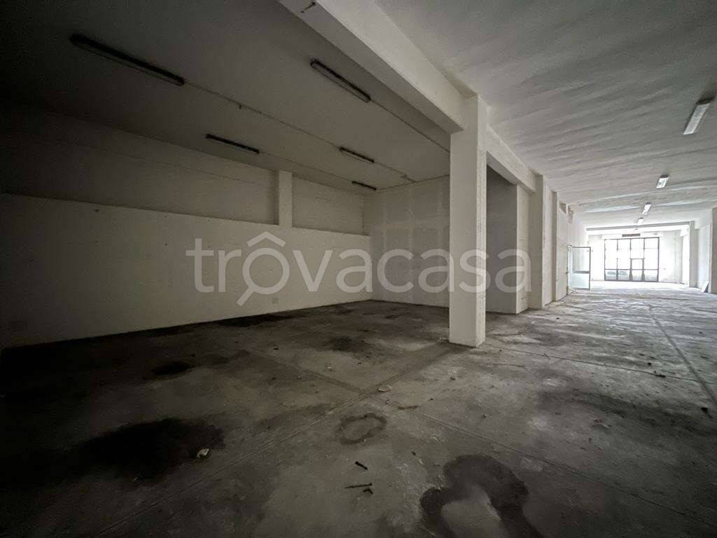 locale commerciale in vendita ad Ancona in zona Candia