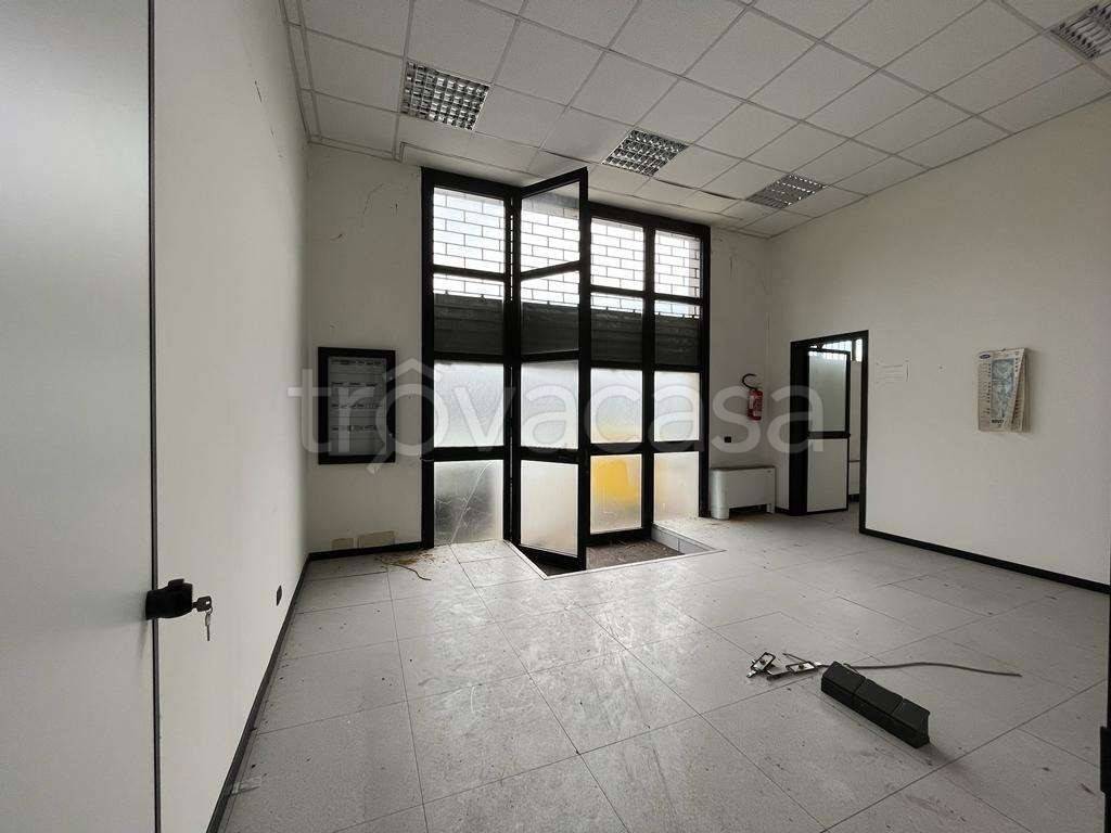 locale commerciale in vendita ad Ancona in zona Candia