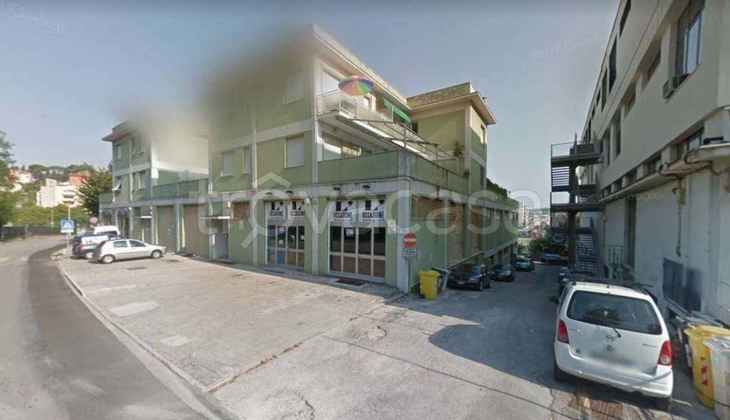 locale commerciale in vendita ad Ancona in zona Palombare