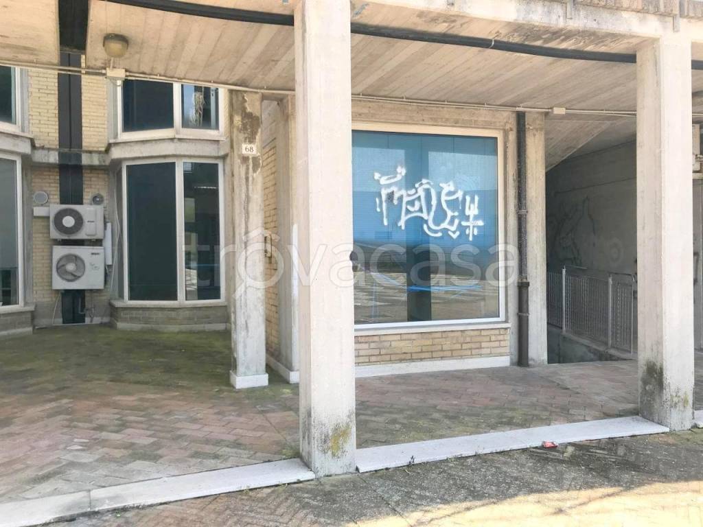 negozio in vendita ad Ancona in zona Brecce Bianche