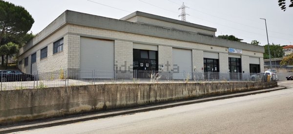 ufficio in vendita ad Ancona in zona Piano San Lazzaro