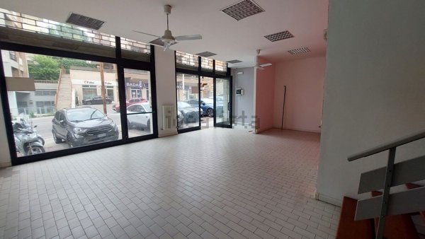 locale commerciale in vendita ad Ancona in zona Vallemiano