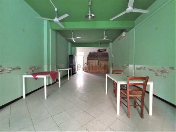 locale commerciale in vendita ad Ancona in zona Vallemiano