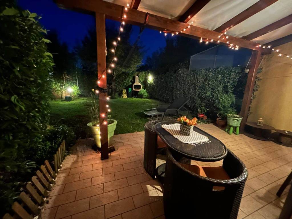 casa indipendente in vendita ad Ancona in zona Candia