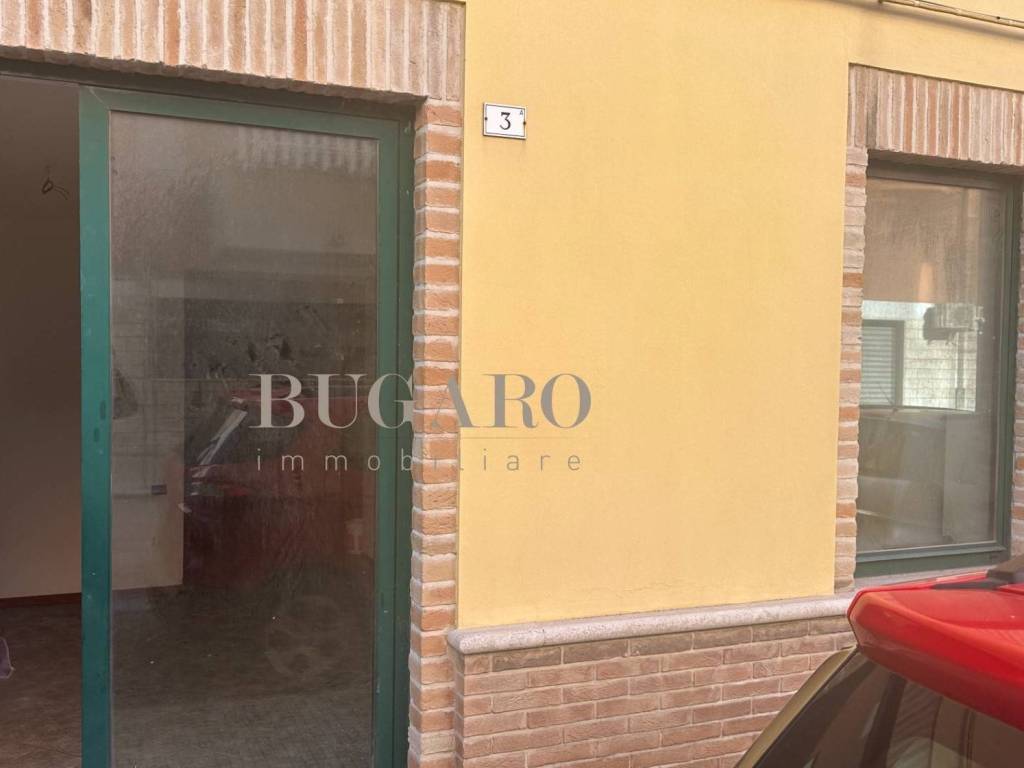 negozio in vendita ad Ancona in zona Piano San Lazzaro