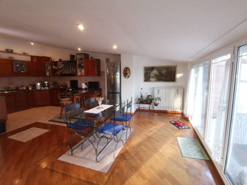 casa indipendente in vendita ad Ancona in zona Candia