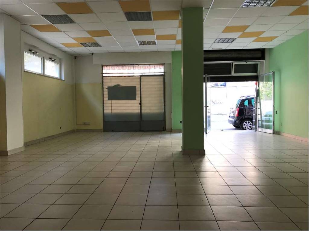 locale commerciale in vendita ad Ancona in zona Delle Grazie