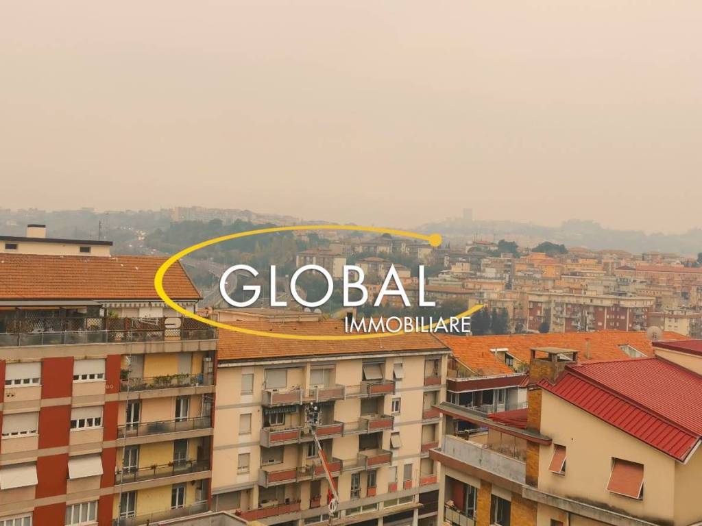 appartamento in vendita ad Ancona in zona Vallemiano