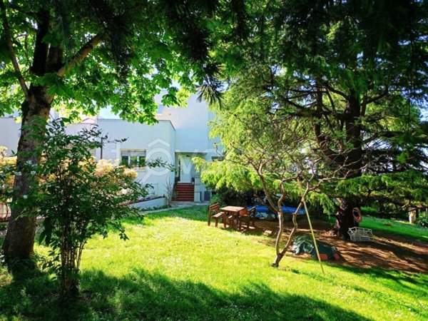 casa indipendente in vendita ad Ancona in zona Candia