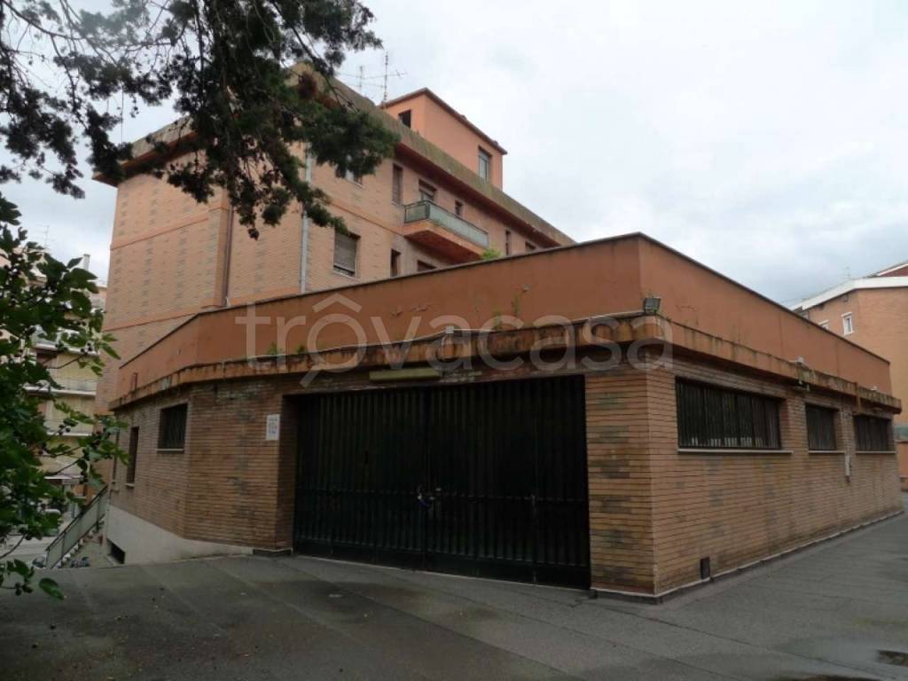 locale commerciale in vendita ad Ancona in zona Piano San Lazzaro