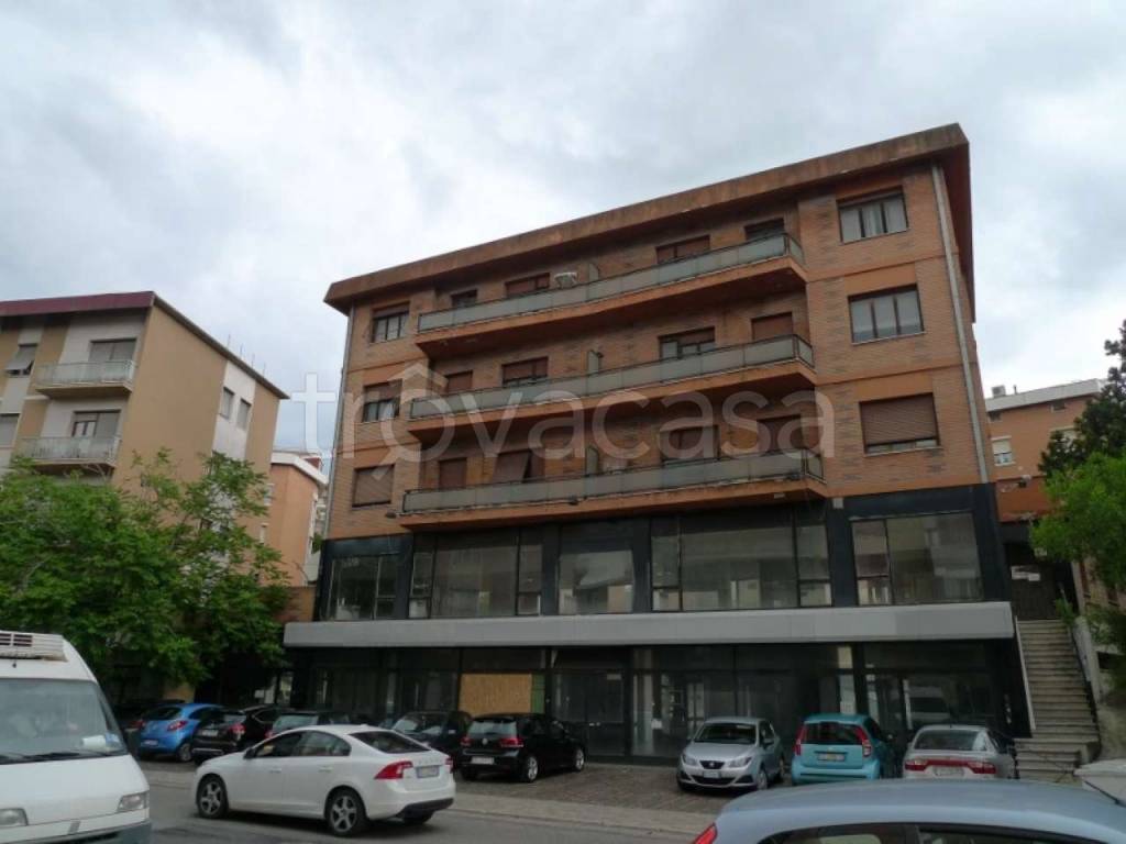 locale commerciale in vendita ad Ancona