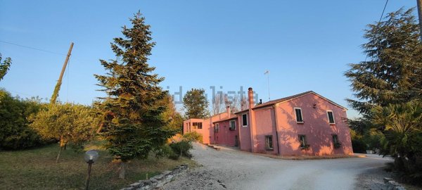 casa indipendente in vendita ad Ancona in zona Collemarino