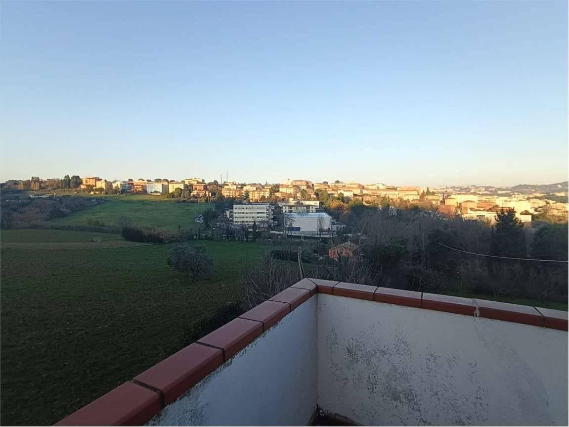appartamento in vendita ad Ancona in zona Posatora