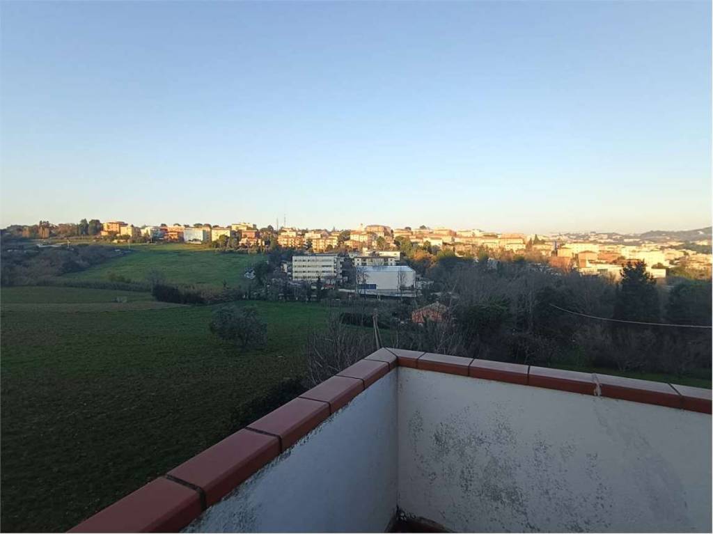 appartamento in vendita ad Ancona in zona Posatora