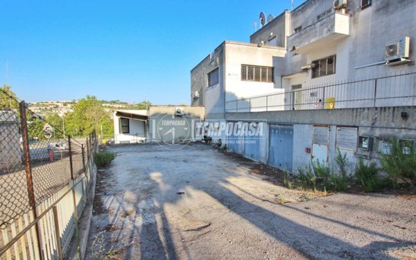 locale commerciale in vendita ad Ancona in zona Candia