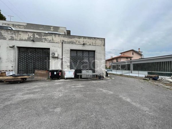 locale commerciale in vendita ad Ancona in zona Candia