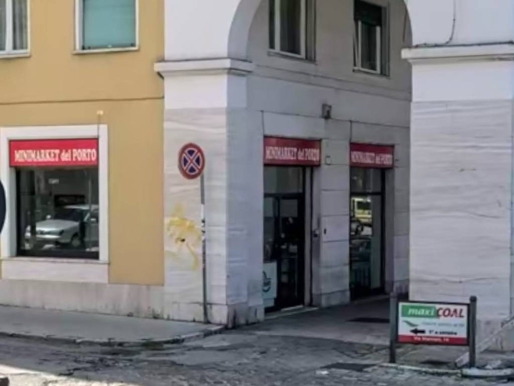 negozio in vendita ad Ancona in zona Piano San Lazzaro