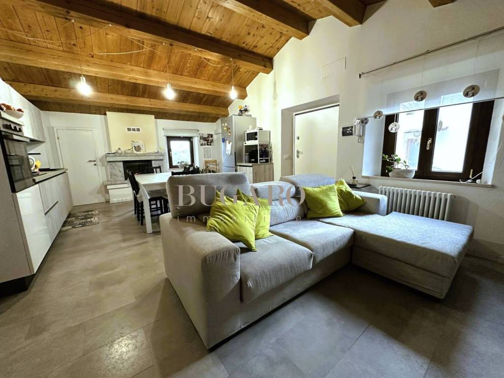 casa indipendente in vendita ad Ancona in zona Varano