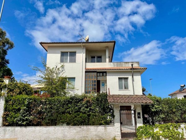 casa indipendente in vendita ad Ancona in zona Adriatico