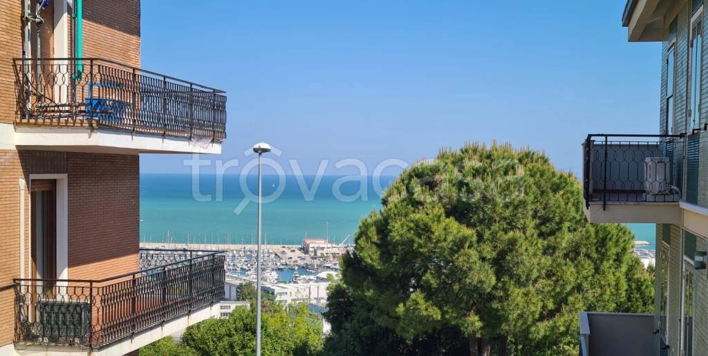 appartamento in vendita ad Ancona in zona Posatora